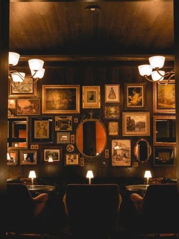 Gemütlicher Raum mit Bilderwand und warmem Licht