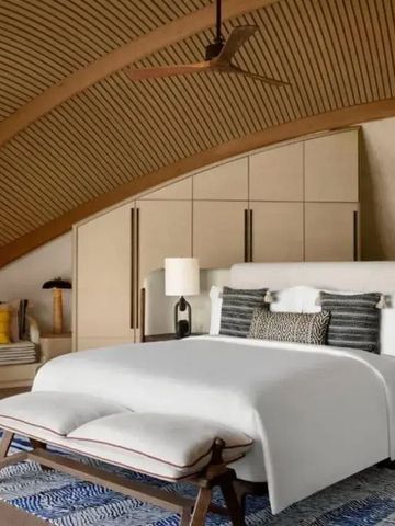 Raffiniert gestaltetes Schlafzimmer mit hochwertigem Doppelbett und dekorativen Kissen