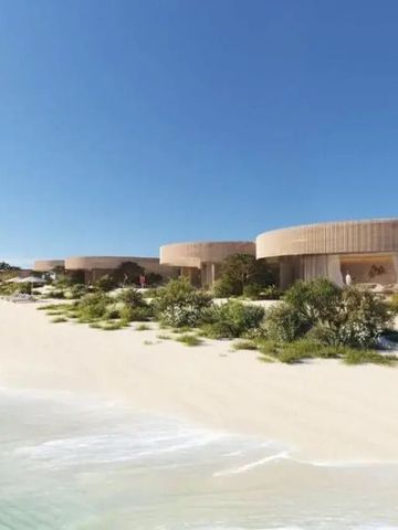 Luxusvillen am weißen Sandstrand unter klarem blauen Himmel