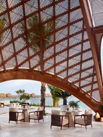 Offene Lounge mit elegantem Holzdesign und Meerblick