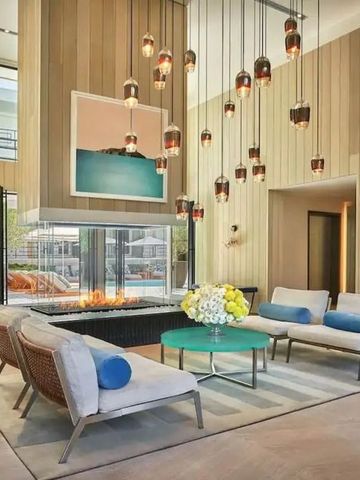 Moderne Lobby mit stilvoller Sitzecke und beeindruckenden Hängeleuchten