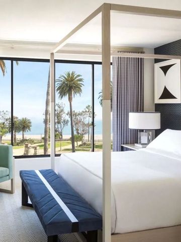 Zimmer mit Himmelbett und atemberaubendem Meerblick