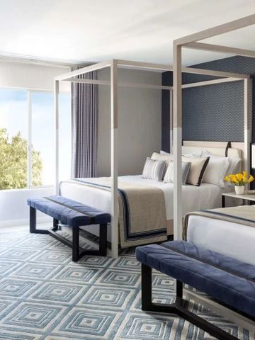 Doppelzimmer mit zwei Betten und stilvollem Dekor