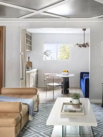 Elegantes Wohnzimmer einer Suite mit modernen Möbeln und Kunstwerk an der Wand