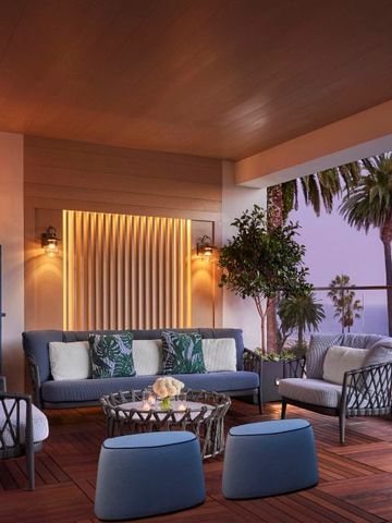 Geräumige Terrasse mit Blick auf den Ozean und stilvollen Möbeln