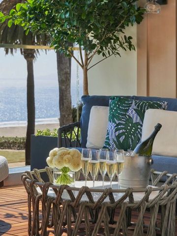 Luxuriöse Terrasse mit Meerblick und Champagner