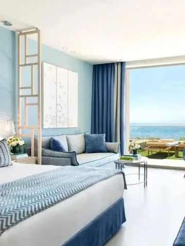 Geräumiges Hotelzimmer mit Meerblick im Ikos Oceania Hotel