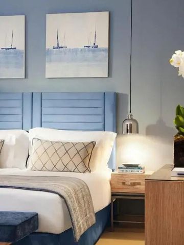 Stilvolles Hotelzimmer mit maritimem Dekor im Ikos Oceania Hotel