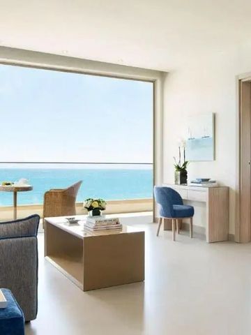 Luxuriöser Wohnbereich mit Meerblick und stilvoller Einrichtung.