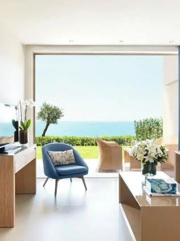 Offenes Wohnzimmer mit Glasfront und Blick auf das Meer.