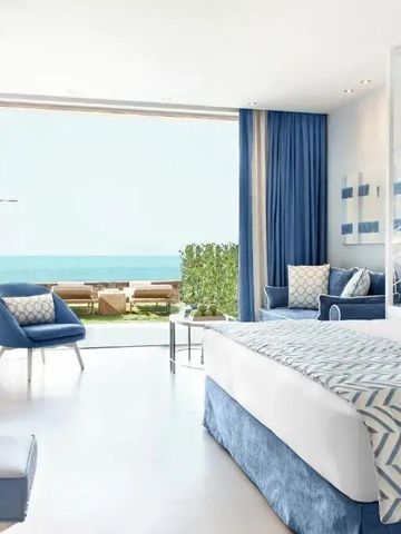 Helles Schlafzimmer mit Zugang zur Terrasse und Meerblick.