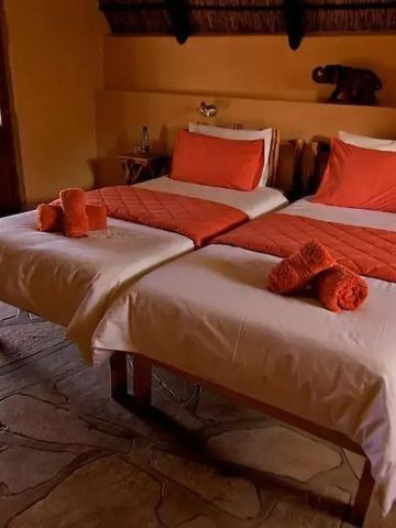 Einladende Zwillingsbetten in einem rustikalen Ambiente