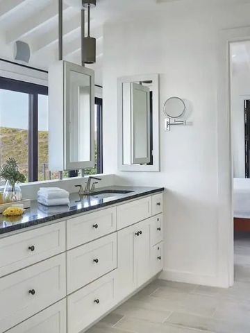 Elegantes Badezimmer mit Doppelwaschbecken und hellem Interieur