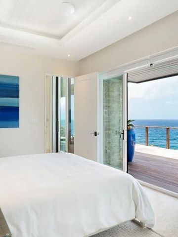 Schlafzimmer mit direktem Zugang zu einem Balkon mit Meerblick