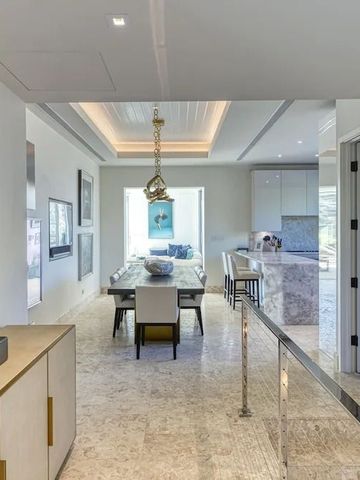 Offener Wohnbereich mit stilvoller Einrichtung und Kunstwerken