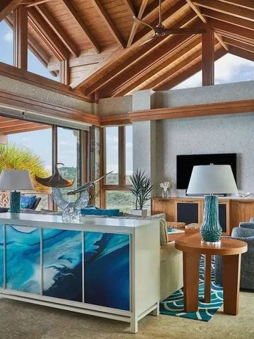 Luxuriöses Wohnzimmer mit Blick aufs Meer und stilvoller Einrichtung.