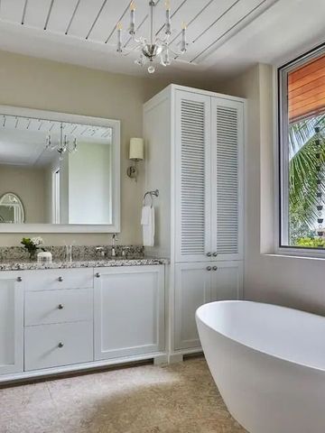 Modernes Badezimmer mit freistehender Badewanne und natürlichem Licht.