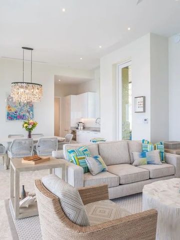 Helles Wohnzimmer mit stilvoller Einrichtung und moderner Beleuchtung.