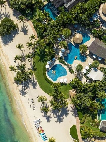 Luftaufnahme von tropischen Pools und Strand mit kristallklarem Wasser
