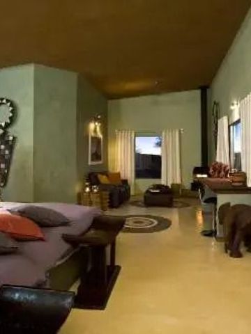 Luxuriöses Hotelzimmer mit stilvollem Dekor und großen Fenstern