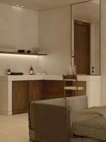 Gemütlicher Lounge-Bereich mit Sofa und Schreibtisch in der Suite des Oku Bodrum