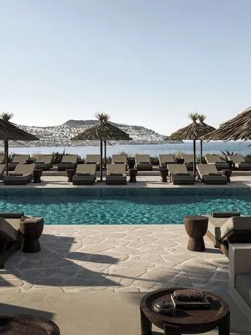 Atemberaubender Poolbereich mit Blick auf das Meer und Sonnenliegen