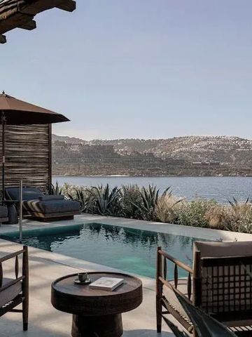 Privater Pool mit Blick auf das Meer und Liegestühle auf der Terrasse