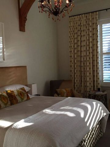 Luxuriöses Zimmer mit elegantem Kronleuchter und stilvollen Vorhängen