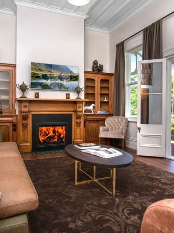 Gemütliches Wohnzimmer mit Kamin und Gartenblick