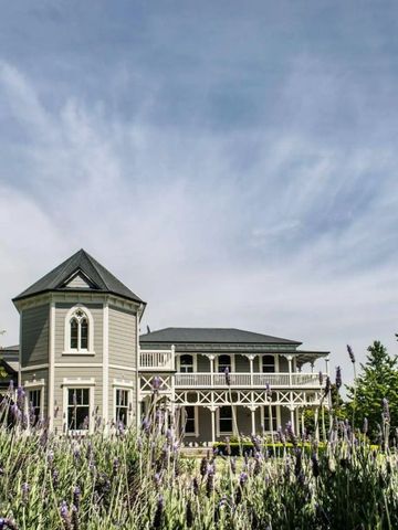 Elegante Hotelarchitektur mit Turm und umliegenden Lavendelbüschen