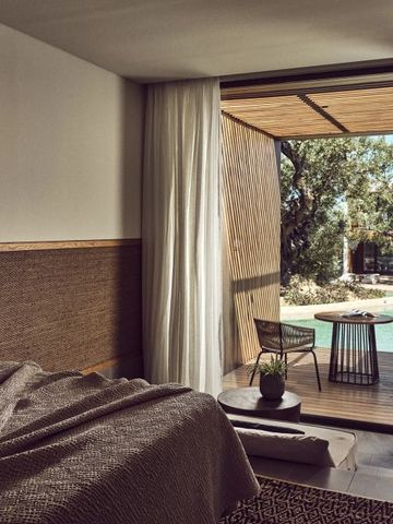 Zimmer mit Blick auf privaten Pool und Terrasse