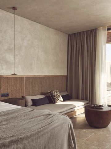 Helles Gästezimmer mit Balkon und Sitzbereich