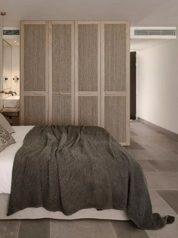 Moderne Suite mit großem Bett und Holzdetails im Olea All Suite Hotel
