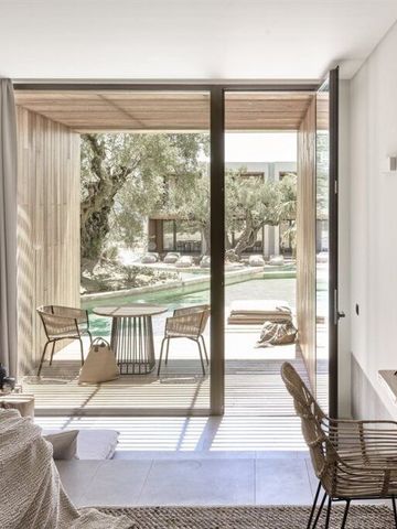 Helle Suite mit Terrasse und Blick auf den Pool im Olea All Suite Hotel