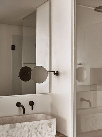 Schickes Badezimmer mit Marmordetails und moderner Armatur