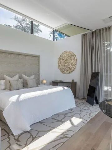 Helles Hotelzimmer mit großen Fenstern und elegantem Design