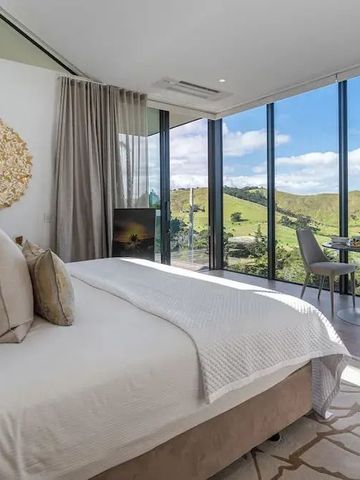 Hotelzimmer mit Panoramablick auf grüne Hügel