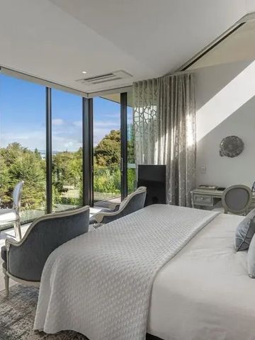 Geräumiges Zimmer mit eleganter Dekoration und Gartenblick