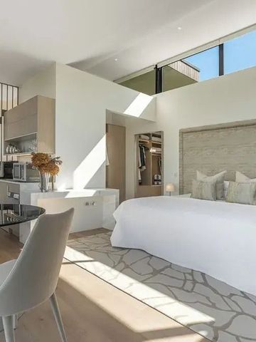 Stilvoll eingerichtetes Zimmer mit modernem Interieur