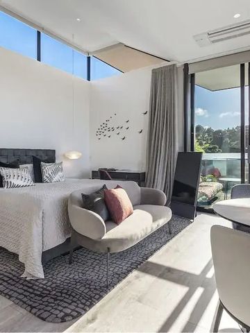 Helles, modernes Hotelzimmer mit großen Fenstern und eleganter Einrichtung