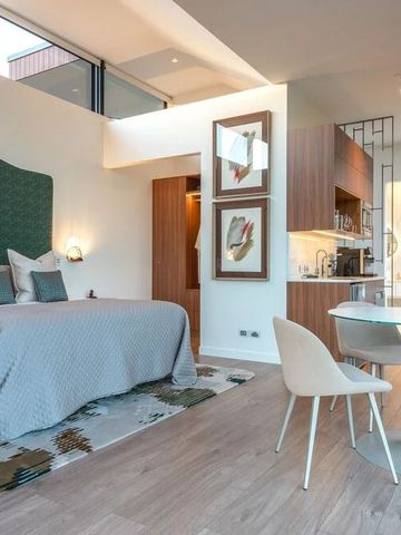 Geräumiges Hotelzimmer mit Sitzbereich und modernem Dekor