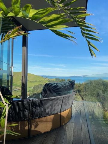 Balkon mit atemberaubendem Blick auf grüne Hügel und das Meer