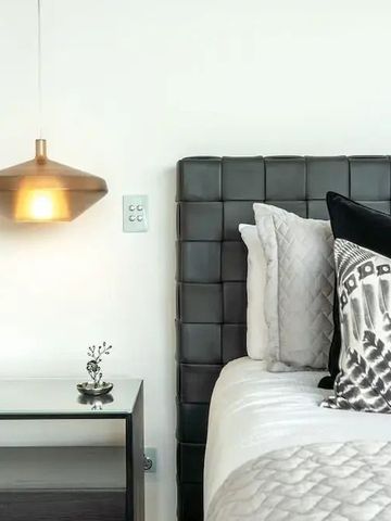 Detailaufnahme eines stilvoll dekorierten Hotelzimmers mit elegantem Kopfteil