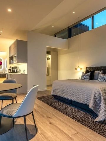 Modernes Hotelzimmer mit Doppelbett und eleganter Beleuchtung