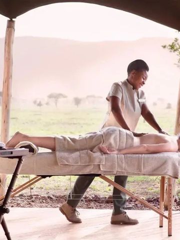 Massage auf einer Terrasse mit Blick auf die Savanne