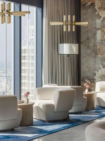 Luxuriöse Hotellounge mit eleganter Einrichtung und Panoramafenster