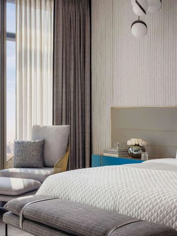 Elegantes Hotelzimmer mit großem Fenster und moderner Einrichtung