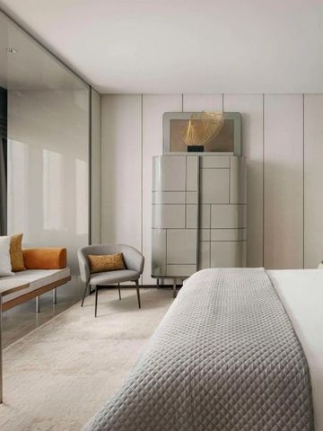 Helles Hotelzimmer mit moderner Dekoration und eleganten Möbeln