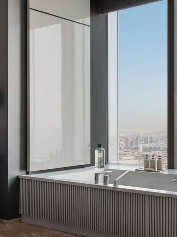 Helle Badewanne mit Panoramafenster und atemberaubender Aussicht auf Dubai