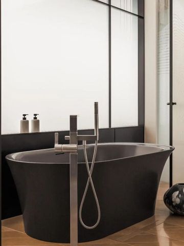 Elegante freistehende Badewanne in modernem Badezimmerdesign mit stilvollen Details